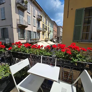 https://russomanno-apartments.it-lombardy.com